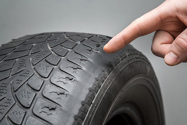 ¿Por qué tu carro desgasta las llantas por un solo lado? La verdad sobre la alineación en Bucaramanga