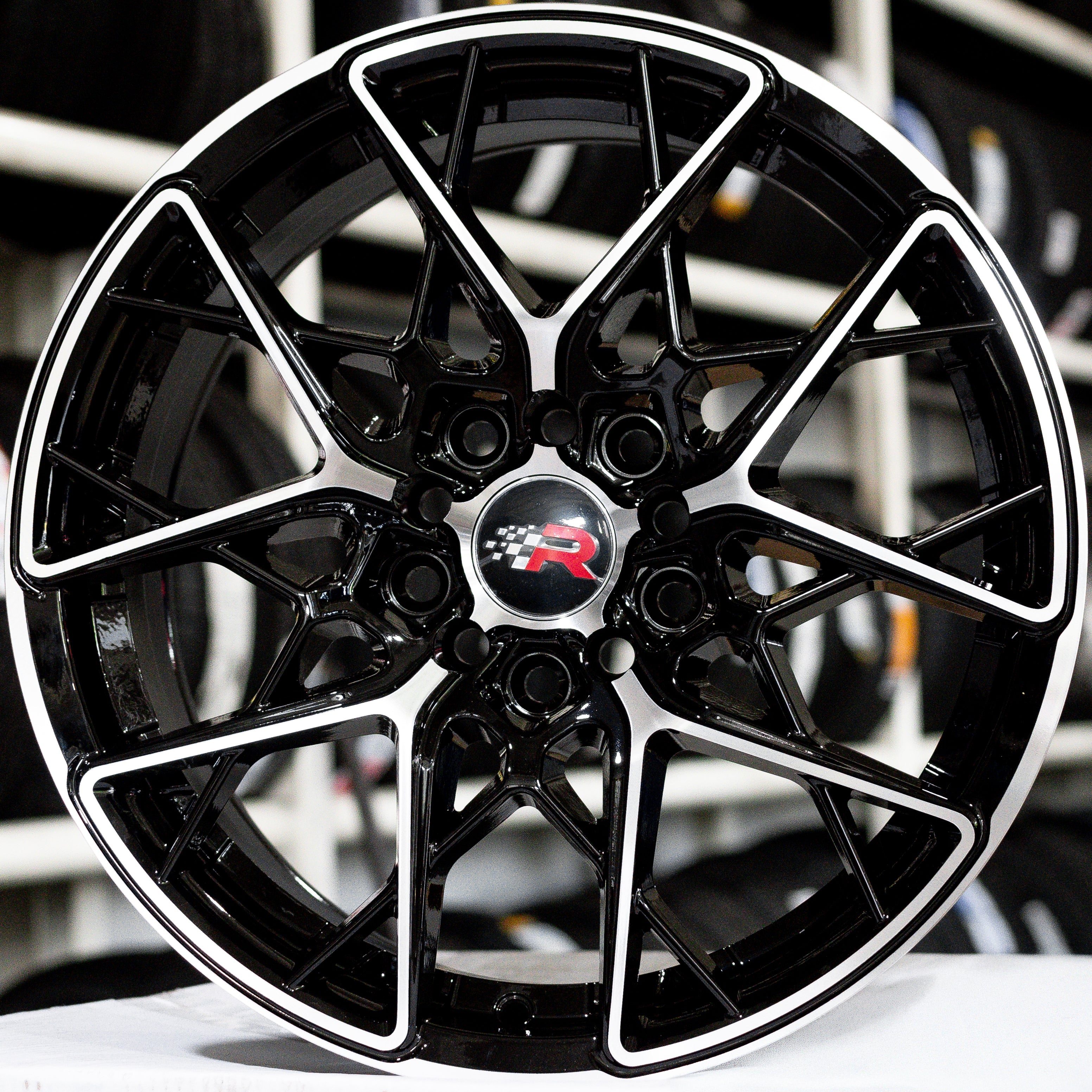 SET DE RINES 16" RACER 1383 16X7 CASE: 10X105/113.2 BMF ET: 35 CB: 73.1