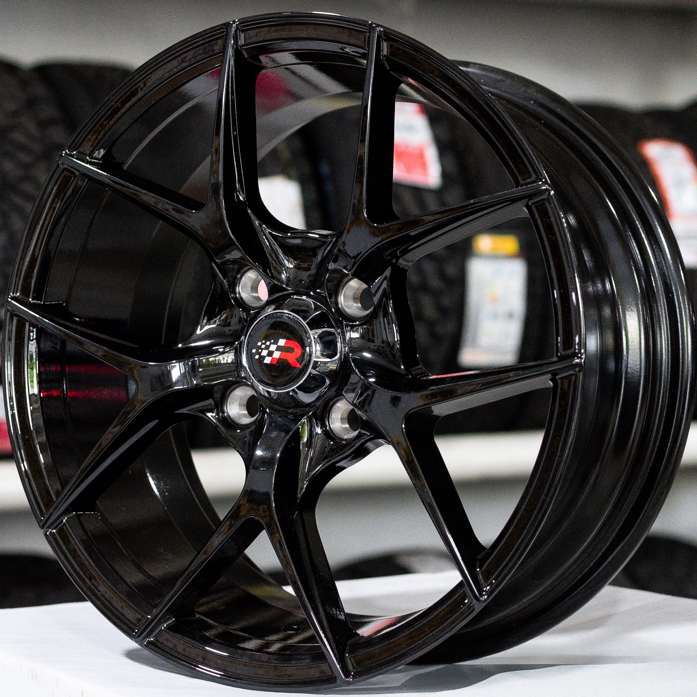 SET DE RINES 14" RACER 1293 14X6.0 CASE: 4X100 NEGRO ET: 35 CB: 73,1
