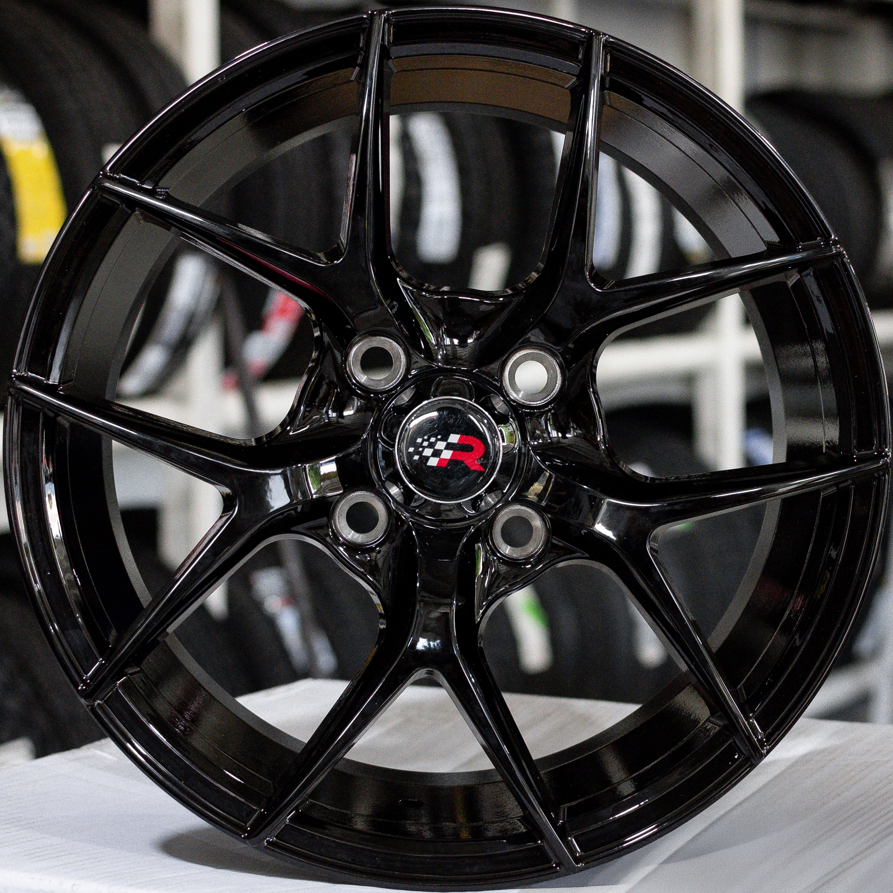 SET DE RINES 14" RACER 1293 14X6.0 CASE: 4X100 NEGRO ET: 35 CB: 73,1