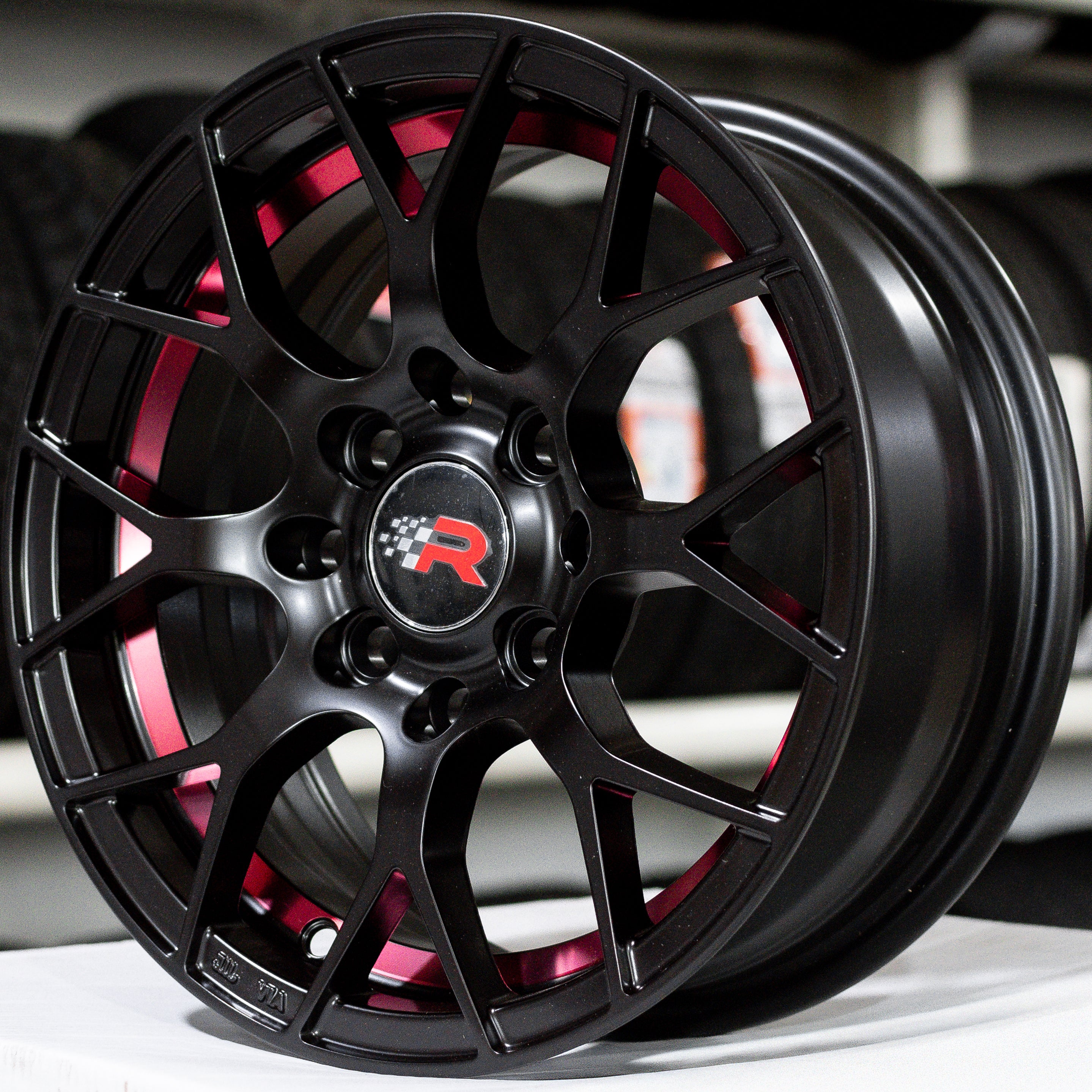 SET DE RINES RACER 1415 13X5.5 CASE: 8X100/114.3 NEGRO MATE LINEA ROJA ET: 30 CB: 73,1