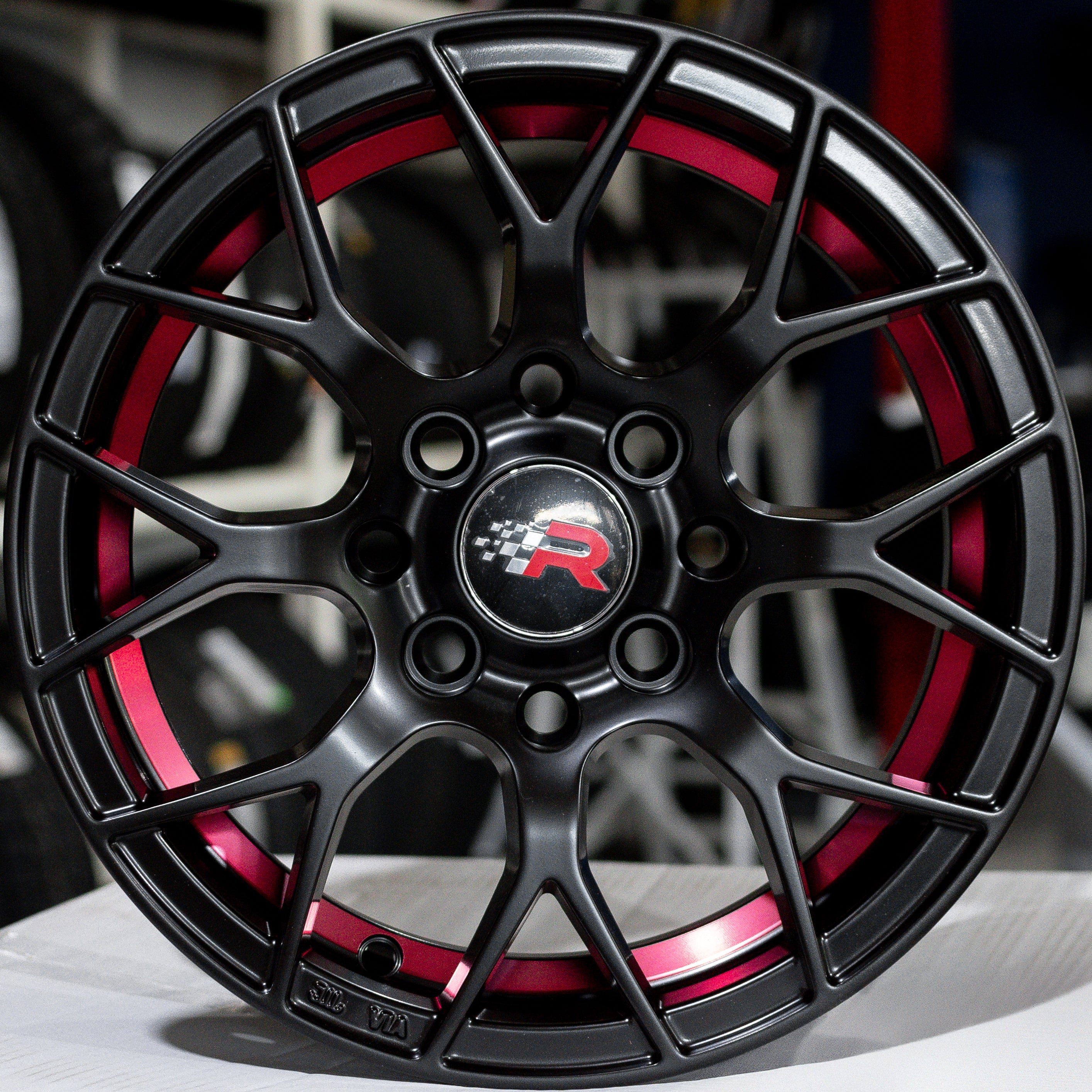 SET DE RINES RACER 1415 13X5.5 CASE: 8X100/114.3 NEGRO MATE LINEA ROJA ET: 30 CB: 73,1