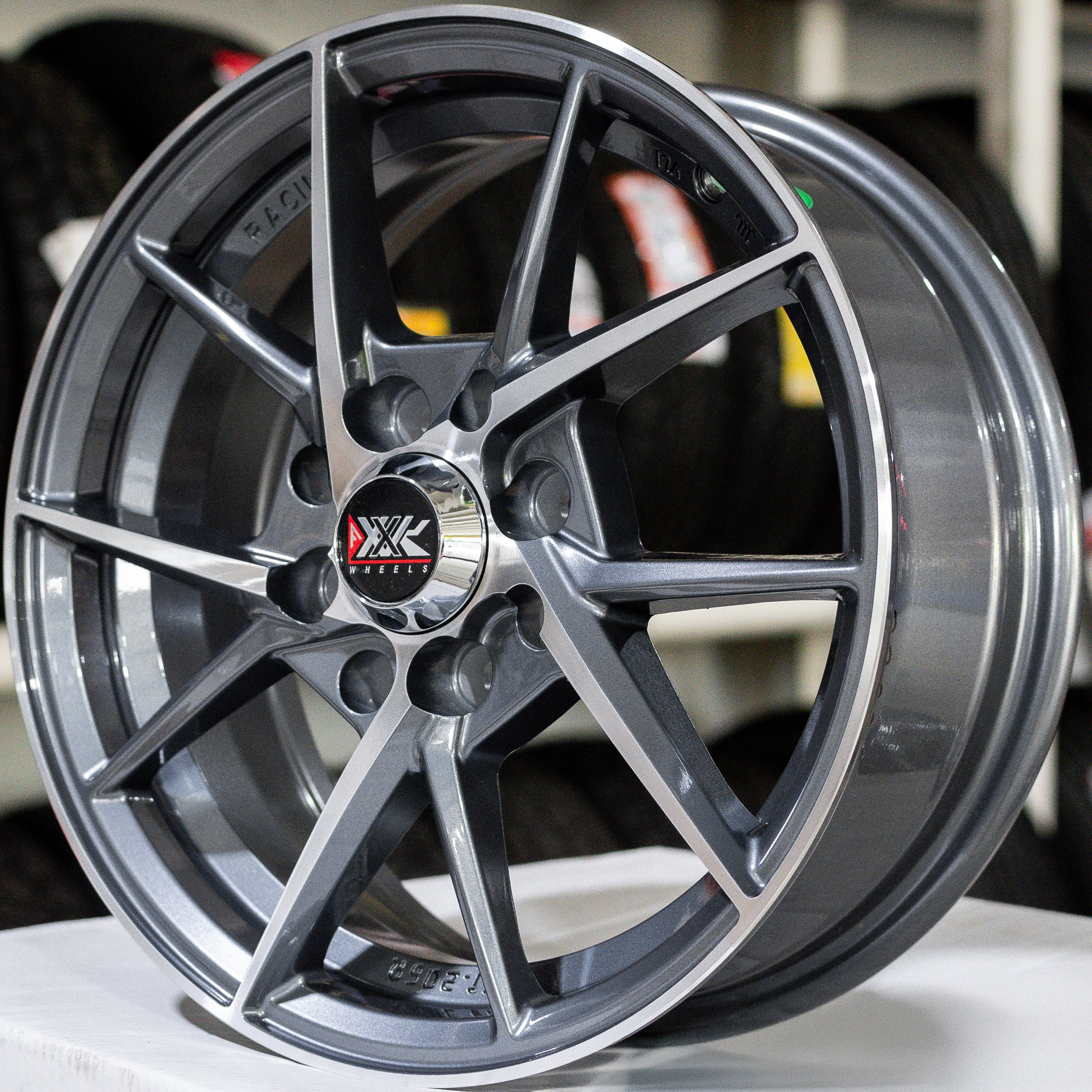 SET DE RINES 14" RACER RGW 5844 14X5.5 CASE: 8H100/114.3 GRIS CARA BRILLANTE ET: 35 CB: 73,1