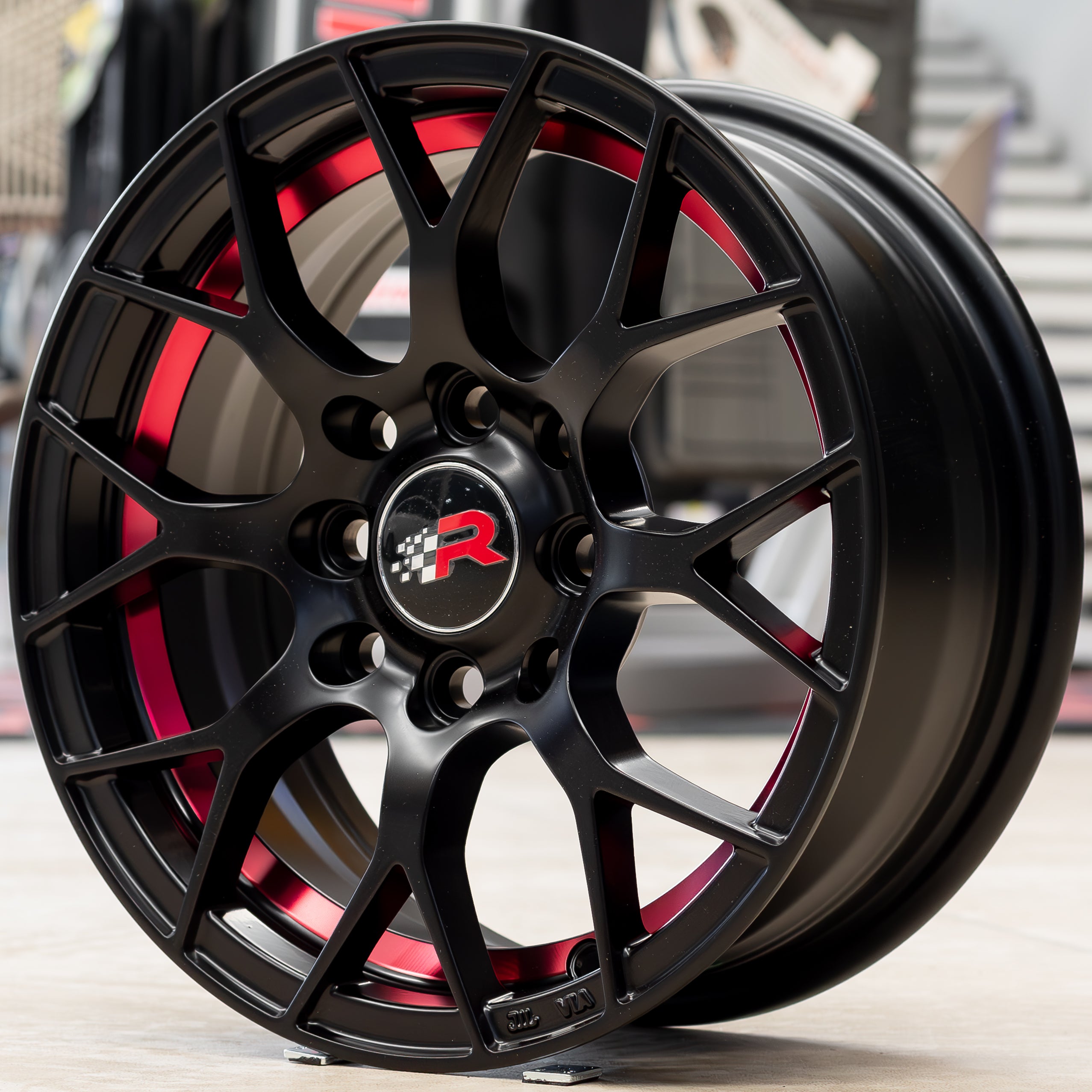 SET DE RINES 13” (13x5.5) – 8X100/114.3 Negro Mate con Línea Roja