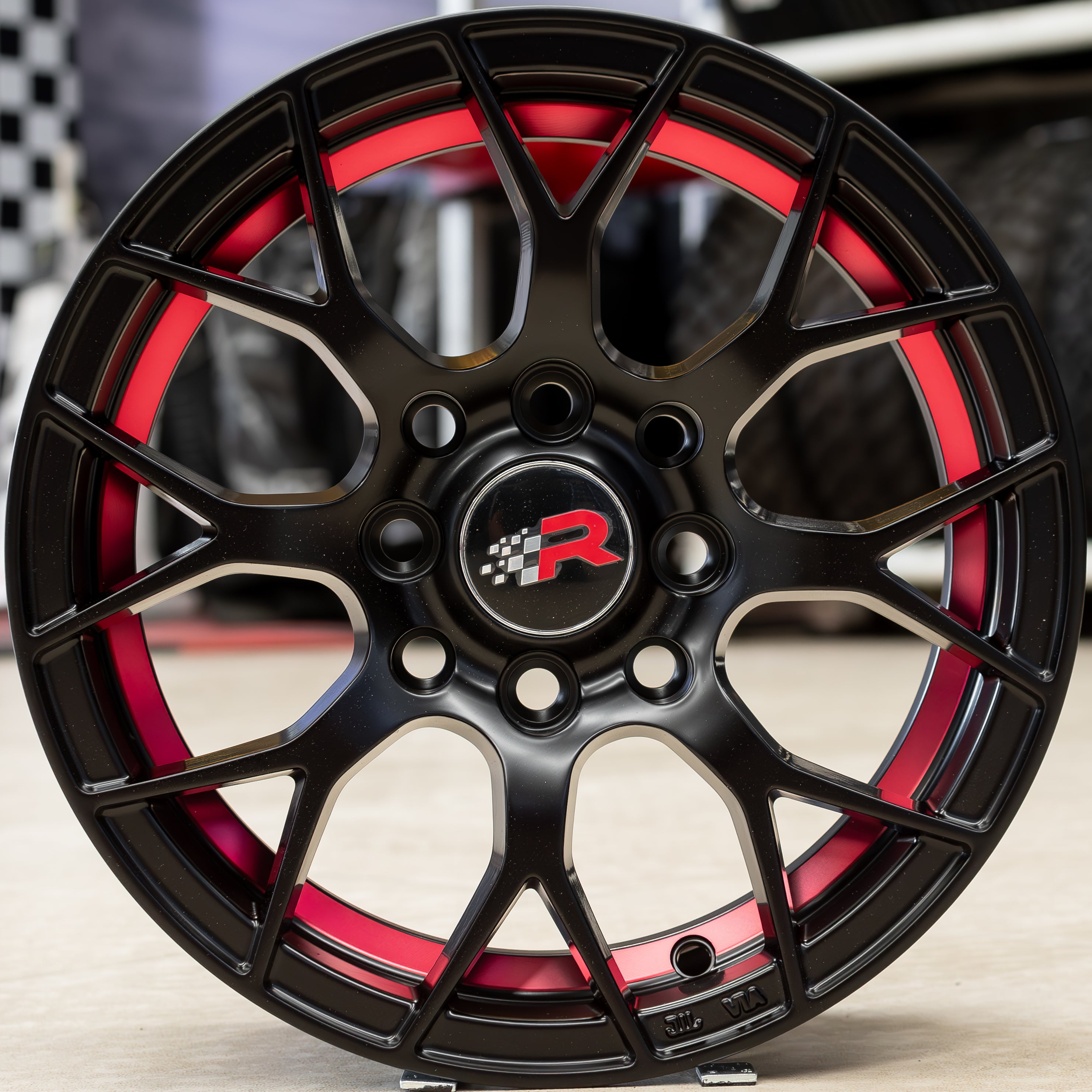 SET DE RINES 13” (13x5.5) – 8X100/114.3 Negro Mate con Línea Roja