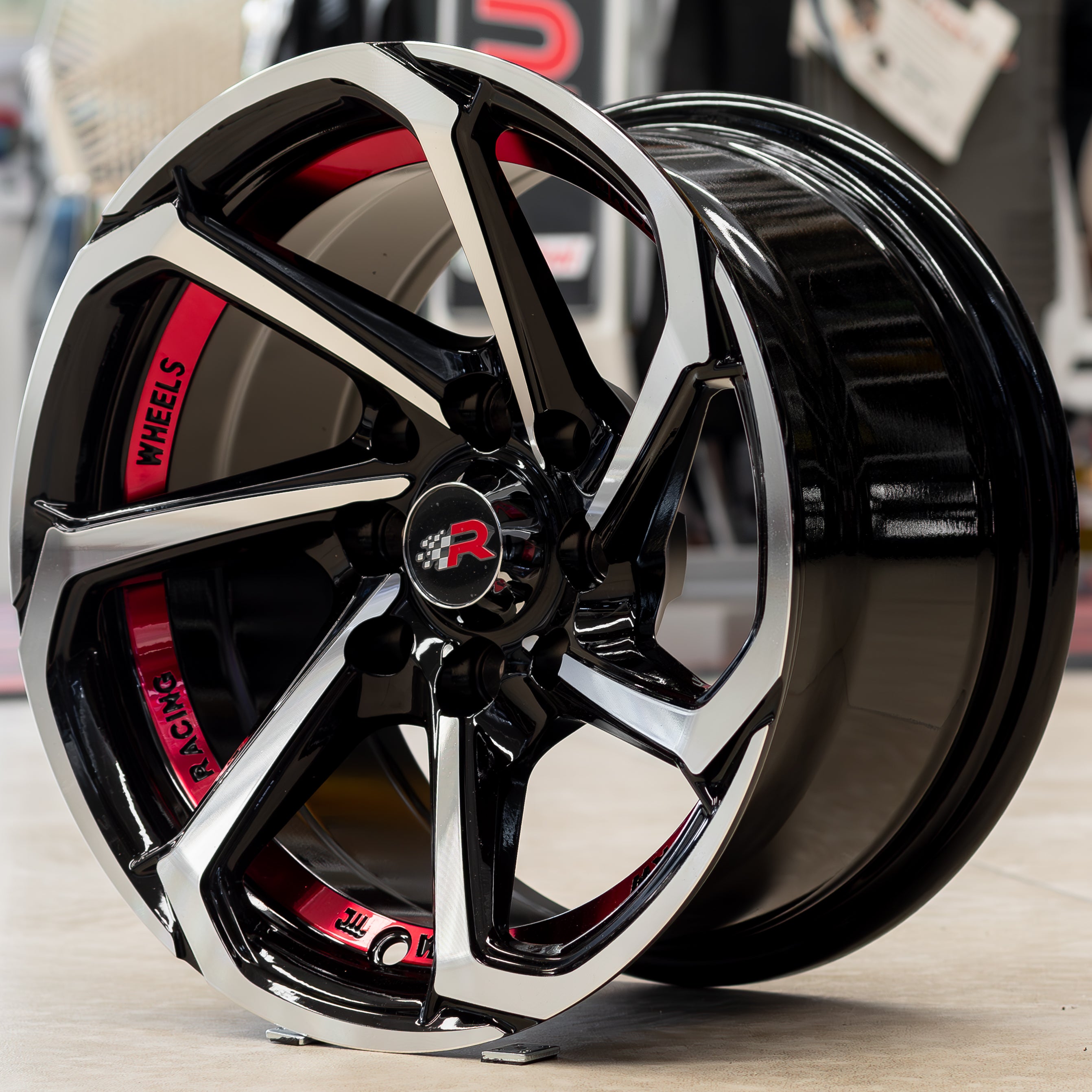 SET DE RINES 13” (13x7) – 8X100/114.3 BMF con Línea Roja